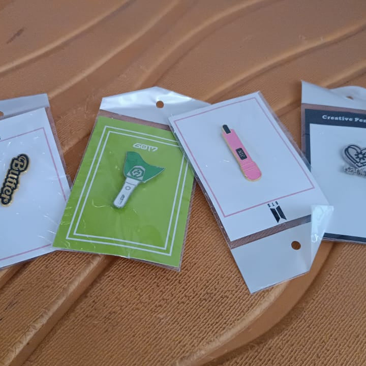 Stylish Metal Badge Pin – Single Piece (Random Design)